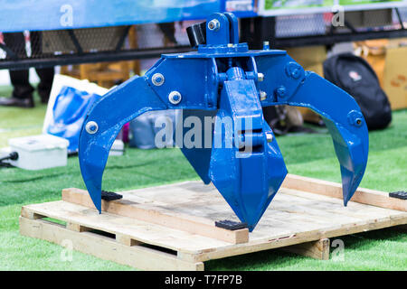 Le manipulateur hydraulique bleu pour le chargement de ferraille d'acier ; close up Banque D'Images