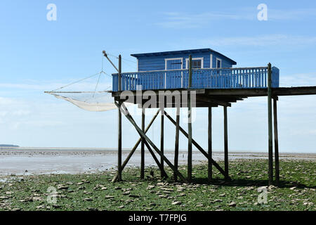 Yves (sud-ouest de la France) : cabanes de pêcheurs sur pilotis et des pontons en bois, traditionnellement utilisé par les pêcheurs aux filets de pêche carrés, maintenant converti Banque D'Images