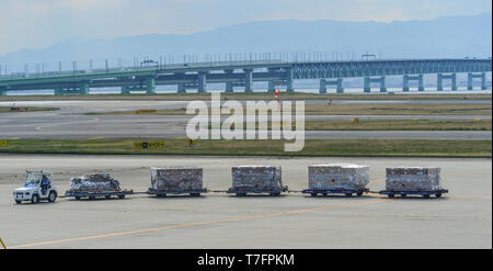 Osaka, Japon - Apr 19, 2019. Pont en acier reliant l'Aéroport International de Kansai avec le continent. Vue du terminal de départ. Banque D'Images