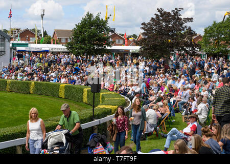 Grande foule de gens spectateur, rassemblées autour d'arène principale se détendre, assis au soleil, regarder des événement - grand show du Yorkshire, Harrogate, England, UK. Banque D'Images