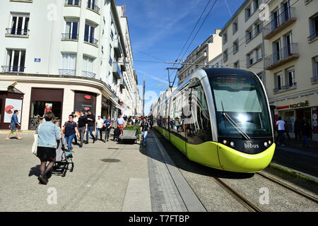 Brest (Bretagne, nord-ouest de la France) : tram et les piétons dans 'rue de SiamÓ street, dans le centre-ville Banque D'Images