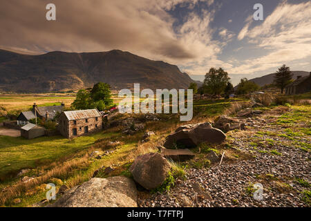 Petite maison au toit rouge au bord du Loch Shieldaig dans Torridon, sur la côte nord 500 route touristique, Highland, Ecosse, Royaume-Uni Banque D'Images