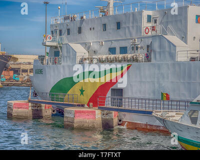 Dakar, Sénégal - le 2 février 2019 : Grand, bateau blanc avec drapeau sénégalais au port de Dakar au Sénégal. L'Afrique. Banque D'Images