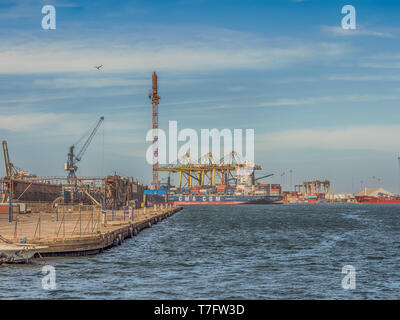 Dakar, Sénégal - le 2 février 2019 : vue sur le port de Dakar au Sénégal avec de grands navires, petits bateaux, grues et cargaisons près du quai. L'Afrique. Banque D'Images