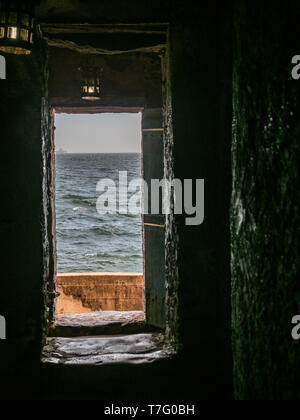 La porte de non retour, à la maison des esclaves sur l'île de Gorée. Gorée. Dakar, Sénégal. L'Afrique. Banque D'Images