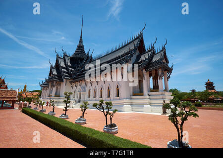 Le grand palais Sanphet Prasat, recréée à partir de l'ancienne capitale thaïlandaise d'Ayutthaya. À l'ancienne ville theme park près de Bangkok, en Thaïlande. Banque D'Images