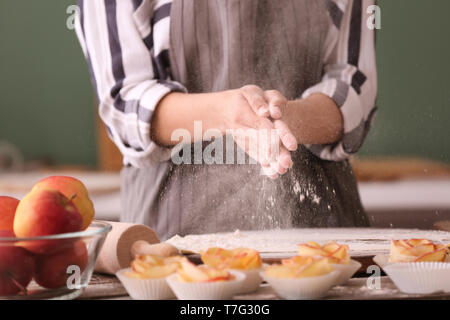 Portrait de roses apple Puff Pastry in kitchen Banque D'Images