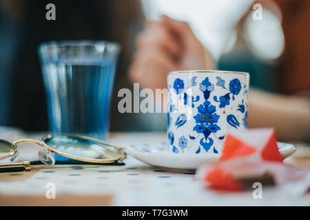 Tasse de thé close up avec des lunettes Banque D'Images