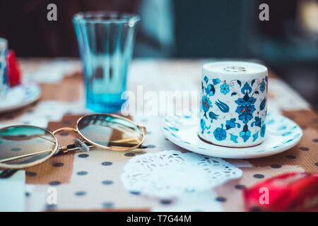 Tasse de thé close up avec des lunettes Banque D'Images