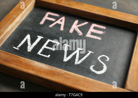 Tableau avec texte FAKE NEWS, gros plan Banque D'Images