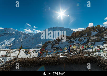 Coucher du soleil dans le Village de l'Himalaya - Sun star burst dans les montagnes Banque D'Images