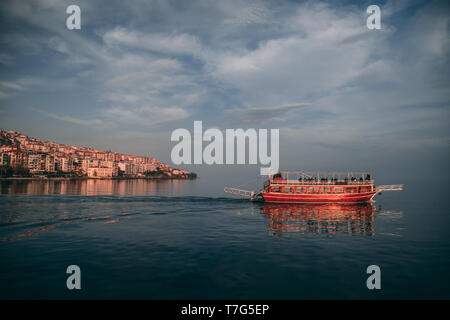 Beau bateau navire en face de sinop au coucher du soleil, Turquie Banque D'Images