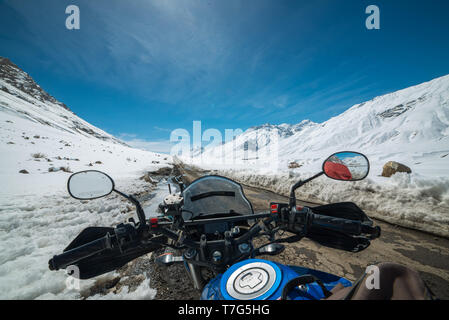 Au biker road couvertes de neige dans l'himalaya - spiti Banque D'Images