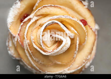 En forme de rose savoureux pâtisserie apple, gros plan Banque D'Images