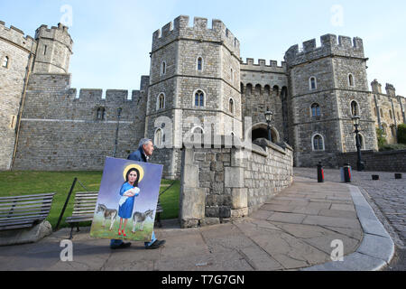 Artiste politique Kaya Mar marcher avec son dernier travail passé le château de Windsor dans le Berkshire, à la suite de l'annonce de la naissance d'un bébé garçon pour le duc et la duchesse de Cambridge. Banque D'Images