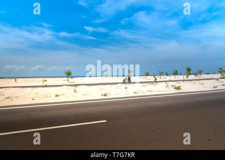 Vue de la route avec la dune à Phan Thiet, Vietnam du Sud. Phan Thiet est un port côtier city dans le sud-est du Vietnam. Banque D'Images