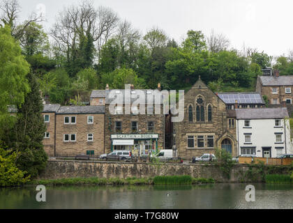 Vue sur étang Scarthin en regardant vers les vieux bâtiments et book store à Cromford, Derbyshire Peak District UK Banque D'Images