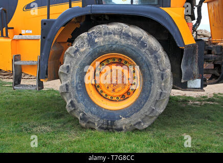 Une grande roue avant d'un camion-benne articulé JCB. Banque D'Images