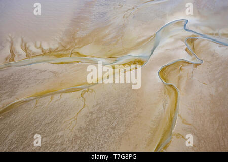 Vue depuis un avion. Les chenaux de marée et les vasières à l'Allemagne de la mer de Wadden. Banque D'Images