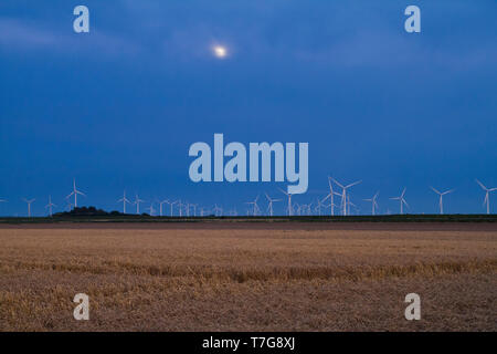 À la tombée de la ferme éolienne en Allemagne. Banque D'Images