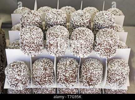 Bonbons au chocolat avec noix de coco dans un marché de rue Banque D'Images