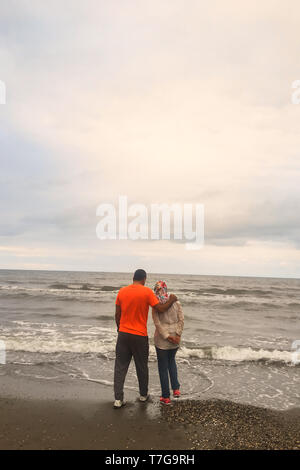 Un couple iranien sur le bord de la mer dans le nord de l'Iran. Banque D'Images