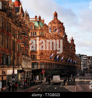 Londres - SEP 20 : Vue extérieure de Harrods vu depuis un Bus à Impériale le Sep 20, 2010, London, UK. Ce grand magasin a été ouvert à 1824 et maintenant Banque D'Images