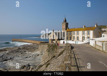 Route côtière près de Cornwall Porthleven harbour England UK avec beau ciel bleu et la mer Banque D'Images