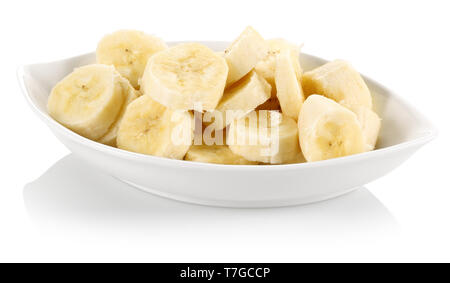 Tranches de banane pelées dans le bol isolé sur fond blanc Banque D'Images