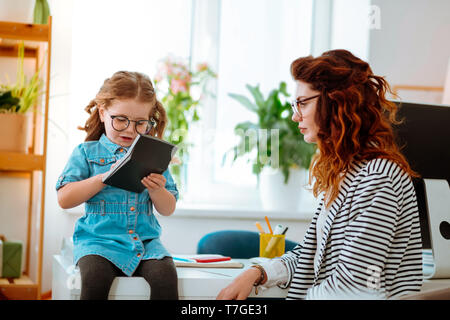 Mère et fille portant des lunettes passer du temps in office Banque D'Images