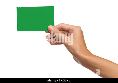 Close up of woman's hand holding blank carte verte. Studio shot isolé sur blanc. Banque D'Images