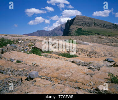 USA, Montana, le Glacier National Park, près du rivage de stromatolithes fossiles antiques de la région de Williamsburg et le lac Aile Ange lointain. Banque D'Images