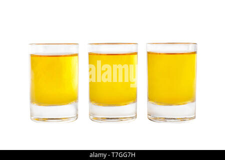 Jaune transparente des cocktails, un ensemble de coups de pieu, Wedge, trois portions, avec goût de citron, orange, pomme, side view, isolé sur fond blanc Banque D'Images