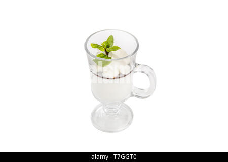 La crème glacée dessert avec la crème fouettée, isolé sur un fond blanc dans un verre transparent avec une sauce au chocolat, Topping, branche, feuille de menthe. Dess Banque D'Images