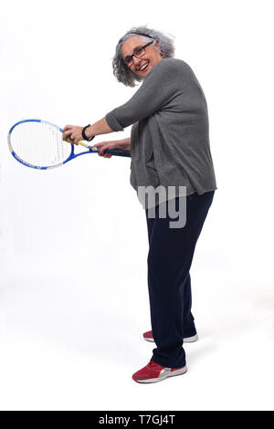 Femme jouant au tennis sur fond blanc Banque D'Images