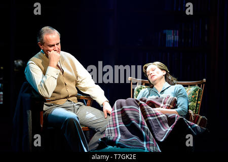 Hugh Bonneville jouant C.S. Lewis et Liz White comme Joy Gresham dans Shadowlands par William Nicholson au Festival de Théâtre de Chichester, West Sussex, UK. Banque D'Images