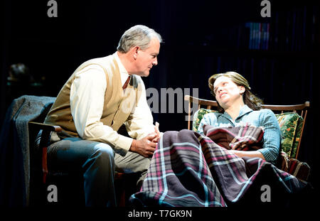 Hugh Bonneville jouant C.S. Lewis et Liz White comme Joy Gresham dans Shadowlands par William Nicholson au Festival de Théâtre de Chichester, West Sussex, UK. Banque D'Images