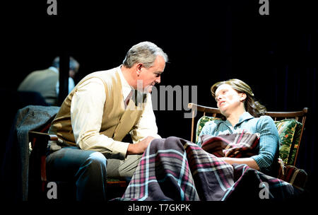 Hugh Bonneville jouant C.S. Lewis et Liz White comme Joy Gresham dans Shadowlands par William Nicholson au Festival de Théâtre de Chichester, West Sussex, UK. Banque D'Images