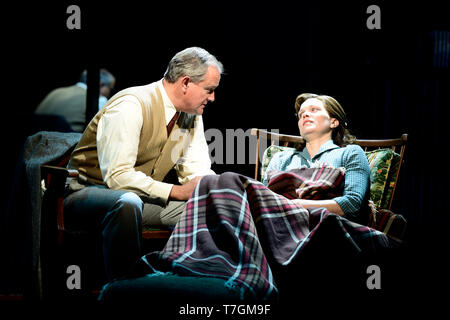 Hugh Bonneville jouant C.S. Lewis et Liz White comme Joy Gresham dans Shadowlands par William Nicholson au Festival de Théâtre de Chichester, West Sussex, UK. Banque D'Images