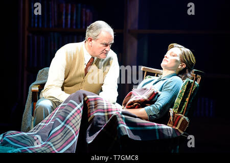 Hugh Bonneville jouant C.S. Lewis et Liz White comme Joy Gresham dans Shadowlands par William Nicholson au Festival de Théâtre de Chichester, West Sussex, UK. Banque D'Images