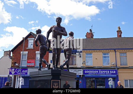 Nouvelle statue en bronze de l'Everton Football Club Legends Ball, Harvey et Kendall "La Sainte Trinité" sculptée par Tom Murphy à côté de Goodison Park Banque D'Images