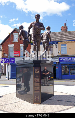 Nouvelle statue en bronze de l'Everton Football Club Legends Ball, Harvey et Kendall "La Sainte Trinité" sculptée par Tom Murphy à côté de Goodison Park Banque D'Images