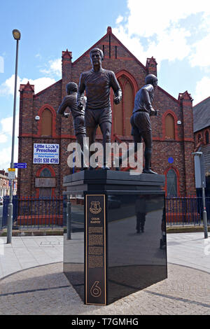 Nouvelle statue en bronze de l'Everton Football Club Legends Ball, Harvey et Kendall "La Sainte Trinité" sculptée par Tom Murphy à côté de Goodison Park Banque D'Images