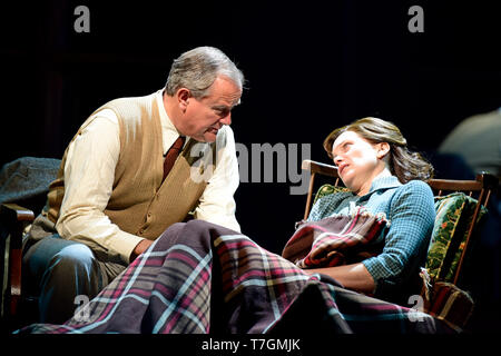 Hugh Bonneville jouant C.S. Lewis et Liz White comme Joy Gresham dans Shadowlands par William Nicholson au Festival de Théâtre de Chichester, West Sussex, UK. Banque D'Images