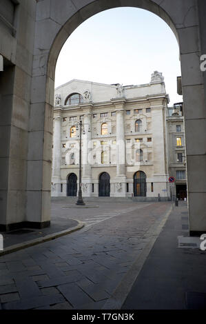 Le Palais de minuit. Palais de la bourse italienne à Milan Banque D'Images