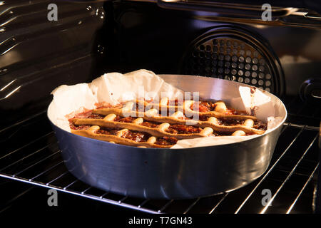 La cuisson au four tart cherries. Crostata italien Banque D'Images