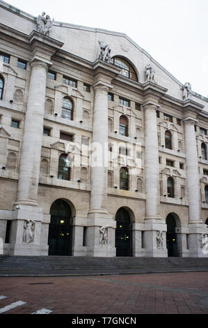 Le Palais de minuit. Palais de la bourse italienne à Milan Banque D'Images
