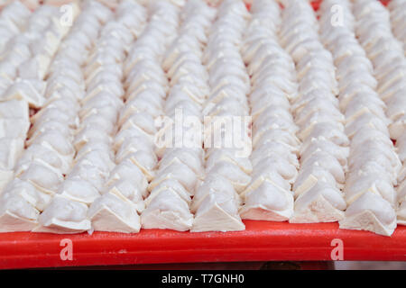 Le Tofu farcies avec de la pâte de poisson. Communément connu sous le nom de Yong Foo Tau en Malaisie. Banque D'Images