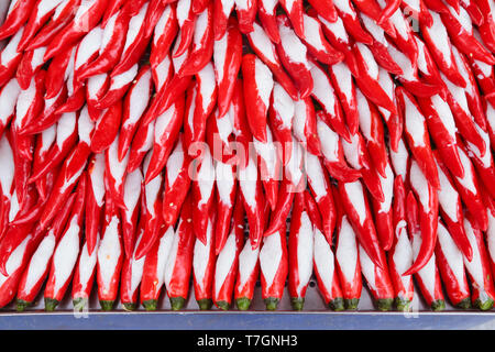 Piments farcis de pâte de poisson. Communément connu sous le nom de Yong Foo Tau en Malaisie. Banque D'Images