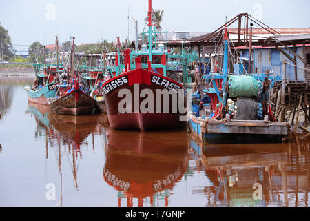 Bateau de pêche domestique ancré au port d'attache. Banque D'Images